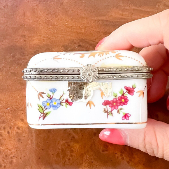 Porcelanas LF Vintage Trinket Box Victorian Porcelain Cameo Enamel Metal Flowers - Picture 3 of 12